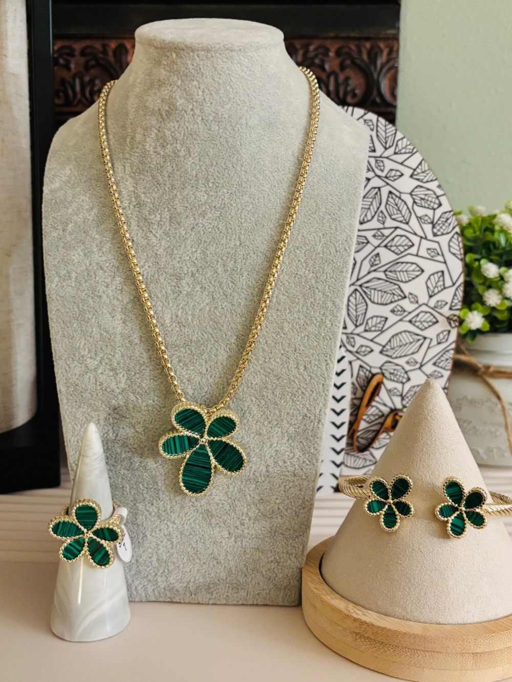 Boutique Green Flower Necklace, Bracelet and Size 7 Ring Set